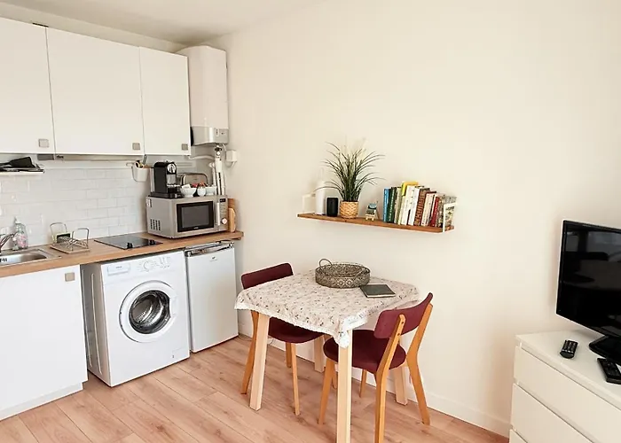 Douillet, Les Bains, A Deux Pas De La Cure Et De La